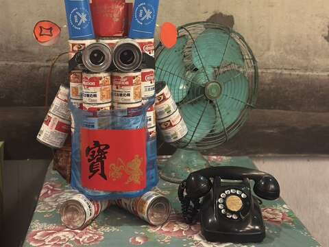 回收罐打造機器人造型，加油棒變身應援武士頭飾，創意十足為選手加油！(圖片來源：臺北市商業處)