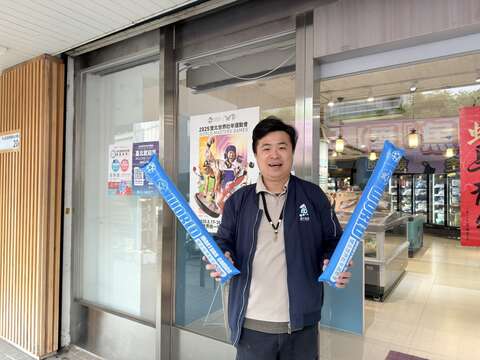 店家於門口展現滿滿支持，手持加油棒合影歡迎選手與民眾到訪(圖片來源：臺北市商業處)