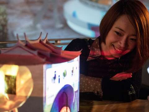 導演陳怡潔與她的光雕作品《西街派對》