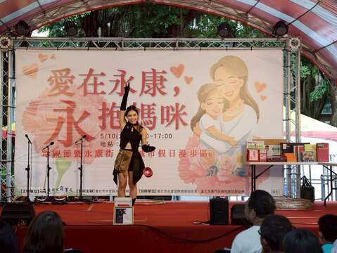 街頭藝人表演帶來精采演出，活絡現場氣氛(圖片來源：臺北市商業處)