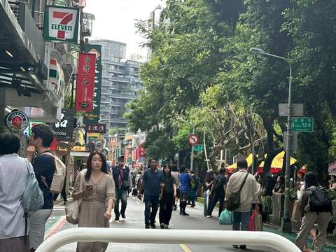 全臺首場「人本城市假日漫步區」試辦於永康街正式開跑，民眾悠閒漫步街頭(圖片來源：臺北市商業處)