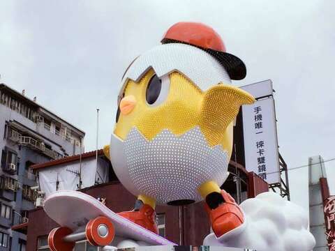主角小奇雞身上打了3萬多個洞、裝3萬多個LED燈