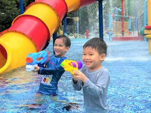 水鄉庭園水深40-60公分,適合3-12歲小孩玩水(圖片來源:臺北自來水事業處)