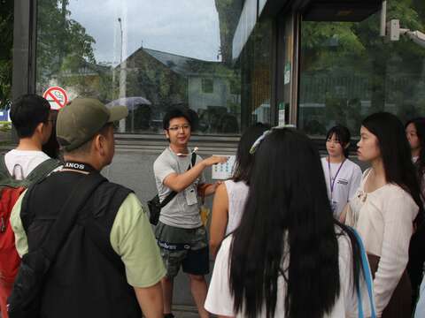 民眾在大雨中熱情參與518城中走讀活動(圖片來源:臺北市政府文化局)