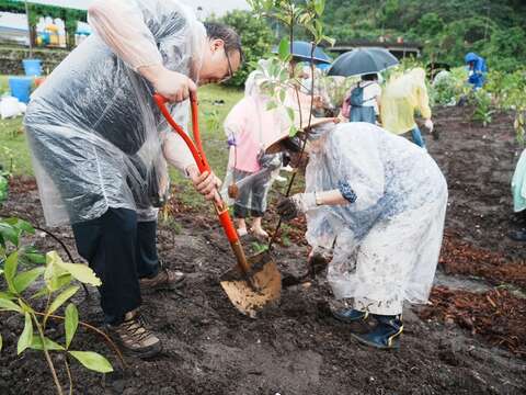 民眾熱情響應植樹活動(圖片來源：臺北市政府環境保護局廢棄物處理場)