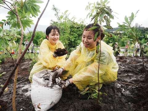 民眾植樹活動照(圖片來源：臺北市政府環境保護局廢棄物處理場)