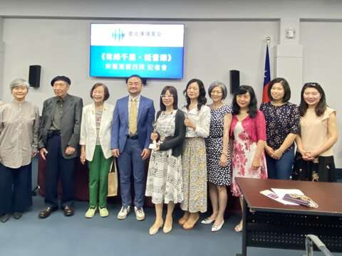 葛蕾西獎頒獎典禮會後記者會於美西時間5月21日在僑委會洛杉磯僑教中心舉行，文化部駐洛杉磯臺灣書院簡德源主任出席祝賀（左5）。(圖片來源：臺北市政府觀光傳播局)