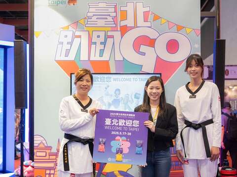 觀傳局余祥局長（中）贈送壯寶御守，祝福即將出賽世壯運的何千金女士旗開得勝。(圖片來源：臺北市政府觀光傳播局)