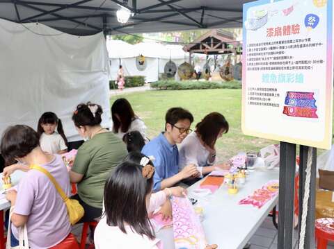民眾體驗日式DIY彩繪鯉魚旗(圖片來源:臺北市商業處)