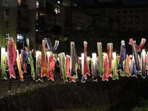 北投夏日祭り 亮點裝置-「銀星橋鯉魚旗串」(圖片來源:臺北市商業處)