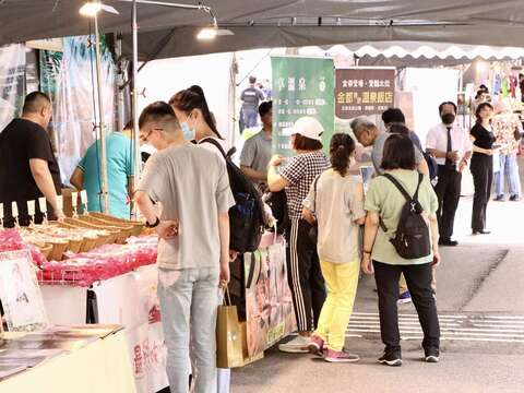民眾遊逛台日好物市集暨文創市集(圖片來源:臺北市商業處)