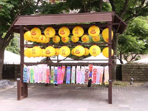 北投夏日祭り 亮點裝置-「鯉魚祈福燈牆」(圖片來源:臺北市商業處)