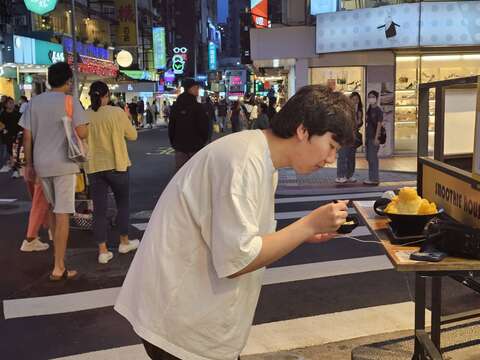 在永康街知名冰品店大啖芒果冰的西園寺，對於臺灣芒果又香又甜的口感十分驚艷。(圖片來源：臺北市政府觀光傳播局)