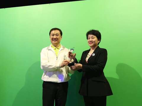 台北市副市長陳景峻頒贈上海燈區感謝牌