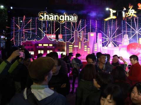 上海燈區在2017台北燈節熱鬧登場，吉祥物樂樂福鹿報喜主燈超吸睛