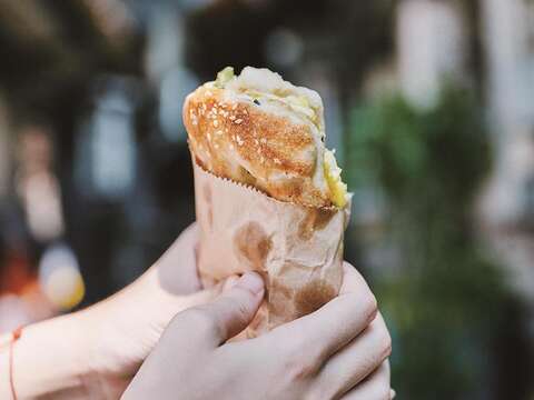 Breakfast Traditions and All-Day Warmth