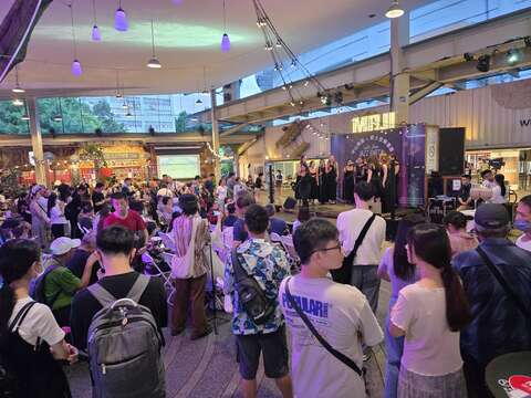 中山商圈X爵士音樂漫遊市集表演團體吸引民眾駐足(圖片來源:臺北市商業處)