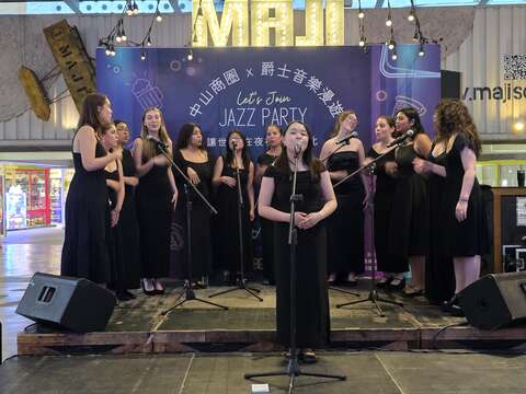美國「Whim 'n Rhythm」團體於現場演唱「月亮代表我的心」(圖片來源:臺北市商業處)