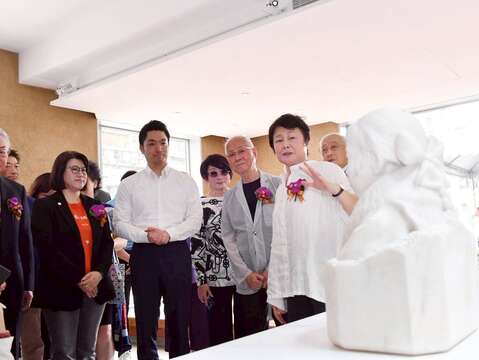 太平國小博物館專案總策畫林曼麗為台北市長蔣萬安、王道銀行教育基金會董事長駱錦明、王道銀行董事長駱怡君等賓客導覽黃土水特展室(圖片來源:臺北市政府秘書處媒體事務組)