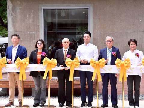 太平國小博物館開館典禮16日舉行,文化部長李遠(左4)、台北市長蔣萬安(左3)、王道銀行教育基金會董事長駱錦明(左2)等出席剪綵。(圖片來源:臺北市政府秘書處媒體事務組)