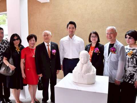 台北市長蔣萬安(右4)16日前往太平國小,為台北 市首座校園藝術生態博物館揭幕,並開箱藝術家黃土水贈予學校典藏的「少女」胸像雕刻。 (圖片來源:臺北市政府秘書處媒體事務組)