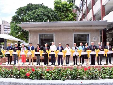 太平國小博物館於16日舉辦開館典禮,臺北市長蔣萬安(左7)、文化部長李遠(左8)、王道銀行教育基金會董事長駱錦明(左6)、王道銀行董事長駱怡君(左5)、太平國小博物館專案總策畫林曼麗(右7)以及眾多貴賓蒞臨剪彩(圖片來源:臺北市政府秘書處媒體事務組)