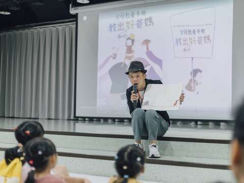 小朋友們專心聆聽繪本故事(圖片來源：臺北市政府青年局)