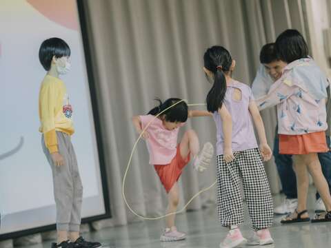 小朋友們玩遊戲(圖片來源：臺北市政府青年局)