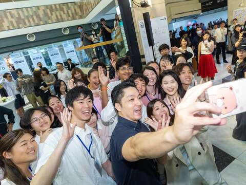 Mayor Wan-an Chiang takes a selfie with international interns from Harvard University, the University of Pennsylvania, Princeton University, and Waseda University.