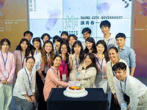 Chairperson of the Research, Development and Evaluation Commission, Wei Yin, Commissioner of the Department for Youth, Yi-hsi Chou, and international interns cut a cake together and celebrate the first anniversary of the Department for Youth.