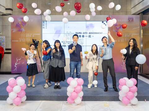 At the "Unleash the Potential of Youth" opening show, Mayor Chiang, city officials, and youth representatives held "Ignition Sticks" to symbolize Taipei youth breaking barriers and shining on stage.
