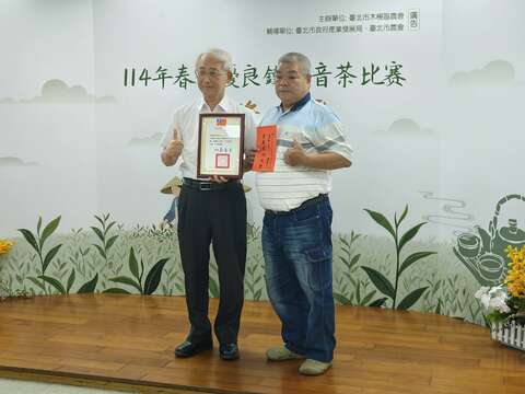 王副局長頒發獎狀獎金予特等獎得主張榮泰先生(圖片來源：臺北市政府產業發展局)