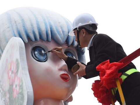 Eye-dotting ceremony for eight-meter tall Matsu float