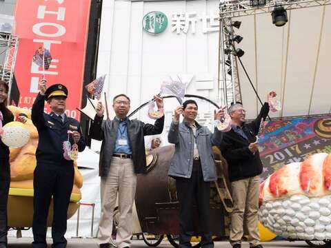 簡余晏局長邀請大家提燈籠來參與遊行