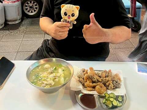食尚玩家駐點部落客的貓大爺品嘗「阿富海鮮粥」，一上桌就被滿滿的海鮮震撼(圖片來源：臺北市市場處)