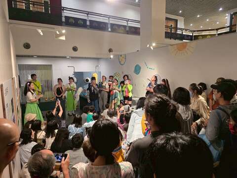 臺北偶戲館開放「偶戲之夜」， 不僅有導覽體驗，更首度開放觀眾登台演出，夜間限定表演吸引戲迷朝聖。(圖片來源：臺北市政府文化局)