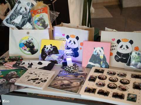當天園內動物認養小棧、Mini Zoo文創商店、台北市動物園之友協會、臺北動物保育教育基金會都在大貓熊館1樓有保育推廣攤位(圖片來源：臺北市立動物園)