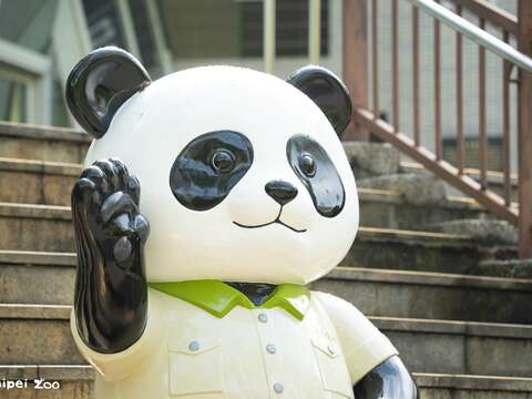 大貓熊館前動物園制服大貓熊雕像等大家來合照(圖片來源:臺北市立動物園)