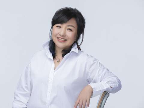 鄭怡將以 《月琴》 、 《微風往事》 、 《小雨來得正是時候》等經典好歌 ,唱進我的的青春記憶。(圖片來源:臺北市政府觀光傳播局)