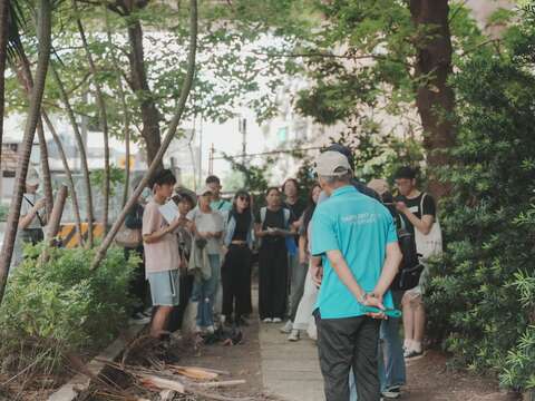 「空間改造模擬」工作坊基地走讀。(圖片來源：臺北市都市更新處更新經營科)