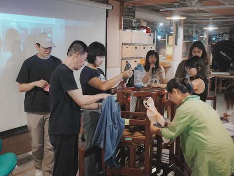 「社區參與式劇場共創」工作坊參與者即興演出(圖片來源：臺北市都市更新處更新經營科)