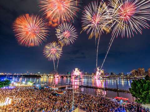 ▲2025大稻埕夏日節 8月6日、8月13日、8月20日及8月30日晚間8點施放主題煙火(圖片來源：臺北市政府觀光傳播局)
