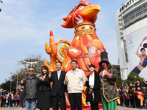驚きの発見続々、台北ランタンフェスティバル 大型フロート車「紅炎鶏」登場