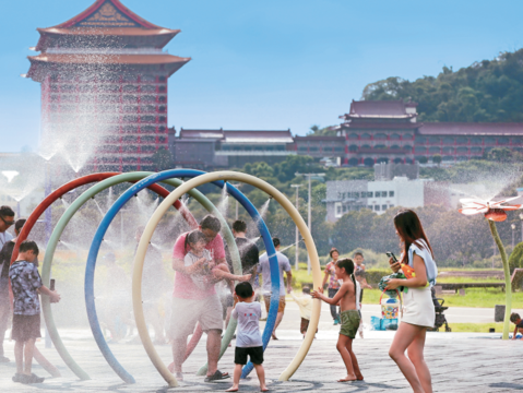 P06-09 水岸旅行-1大佳河濱公園夏季開放的兒童戲水區讓孩子們可以盡情玩水。(攝影/王均峰)