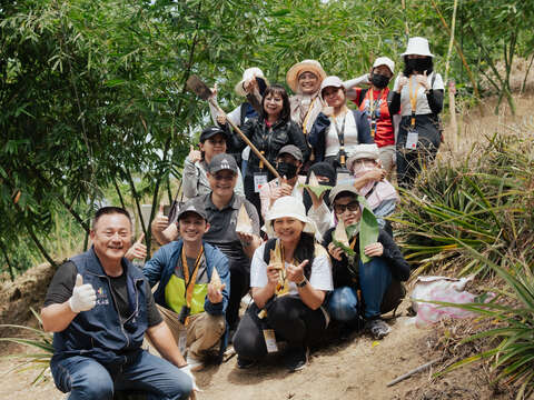 文山區老泉里體驗採筍樂。(圖片來源:臺北市政府勞動局)