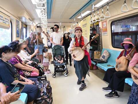 民眾一同聆聽音樂(圖片來源:臺北大眾捷運股份有限公司)