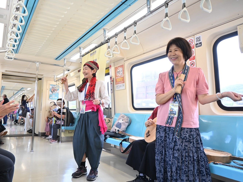 在捷運上一同歌唱起舞(圖片來源:臺北大眾捷運股份有限公司)