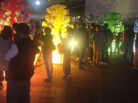 彩蛋區彩光祈願樹前，吸引民眾駐足拍照