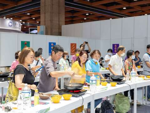 台灣美食展不僅可以品嘗各地美食,還可以參與廚藝教室及美食講座等活動。(圖片來源:台灣觀光協會)