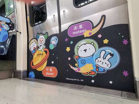 車廂內英文單字讓大小朋友快樂學英語(圖片來源：臺北大眾捷運股份有限公司)